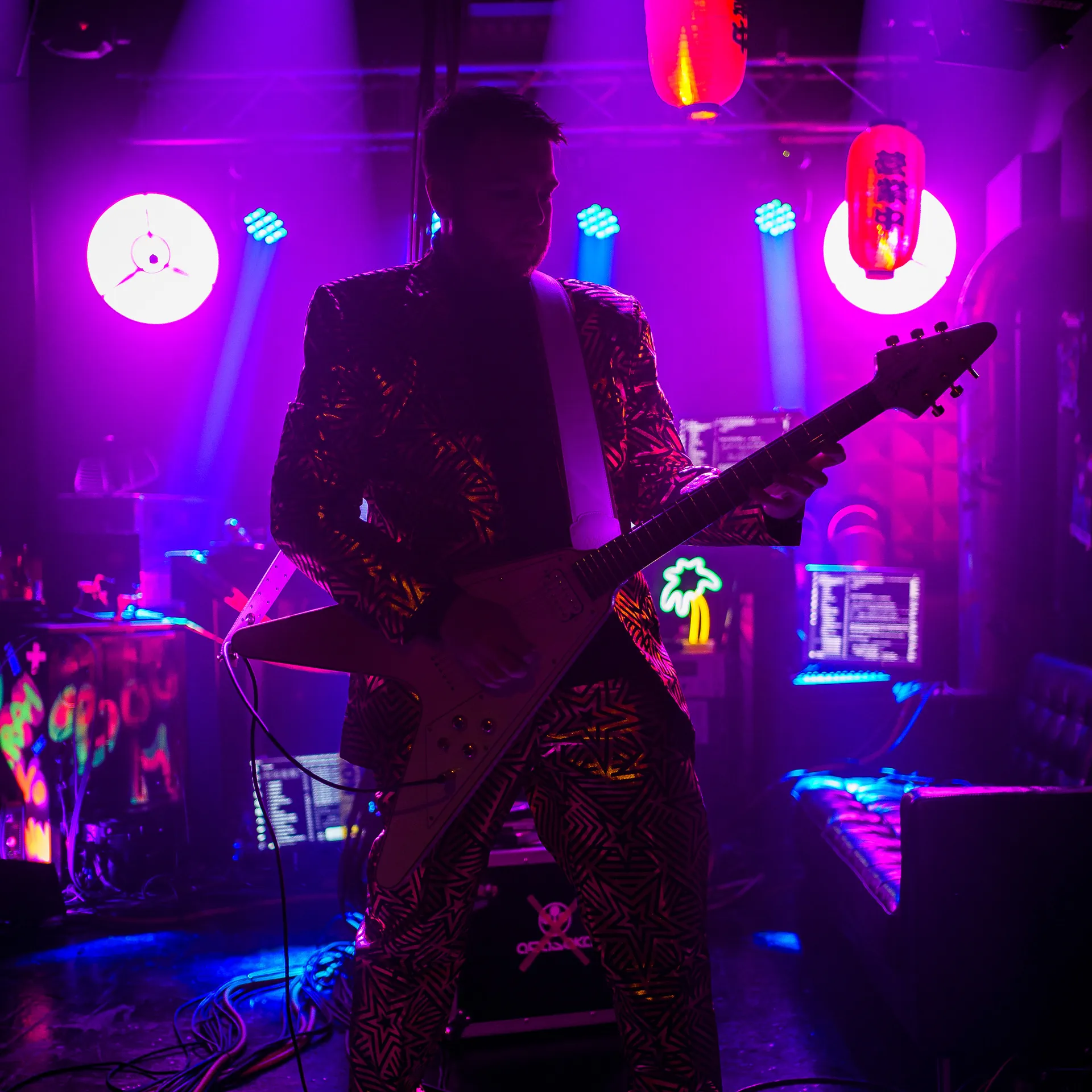Lord Discomort s gitarou vo fialovom svetle